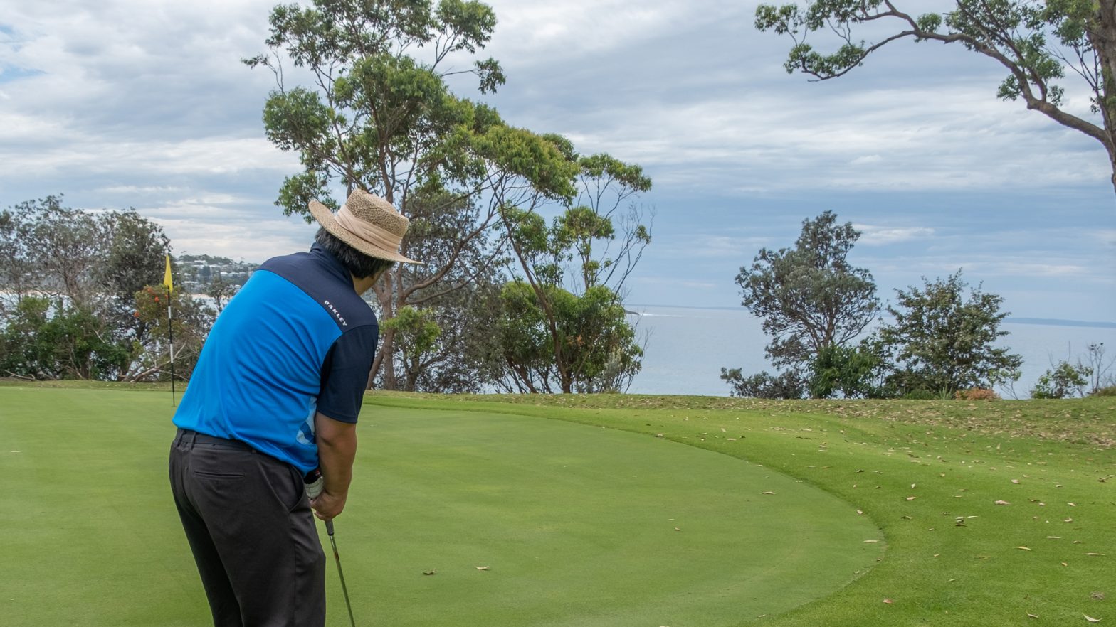 Aung playing golf at Mollymook